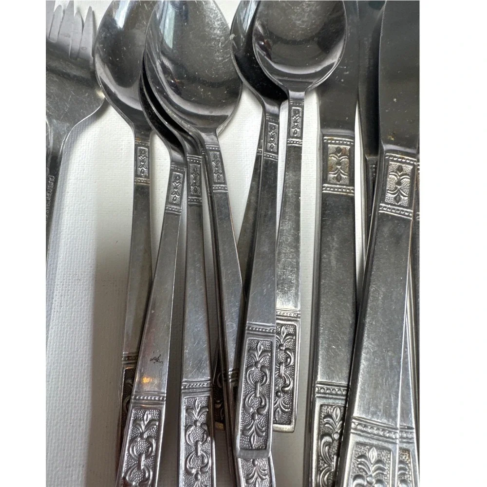 Customcraft Flatware Set 32pc Service for 8 Silver Good Scroll Pattern Taiwan